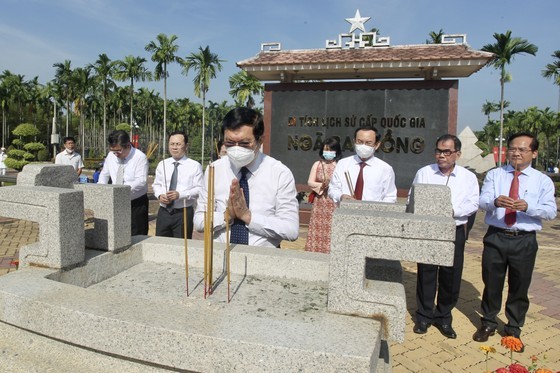 City leaders join 81 death anniversary of former Party leaders ảnh 3