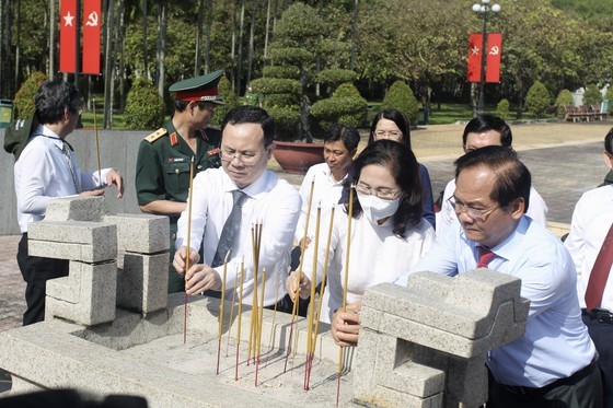 City leaders join 81 death anniversary of former Party leaders ảnh 4