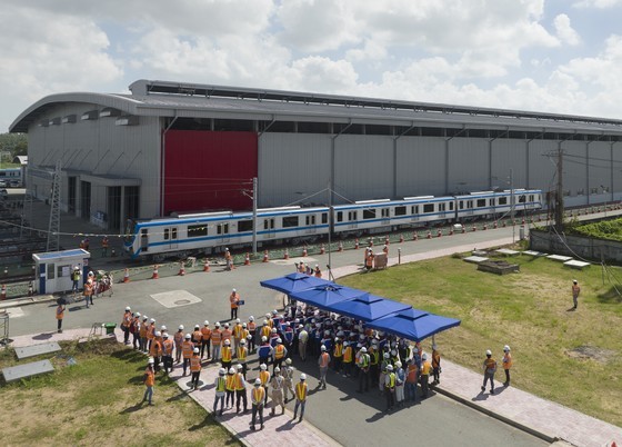 Trial run of train under Ben Thanh-Suoi Tien metro line begins ảnh 2