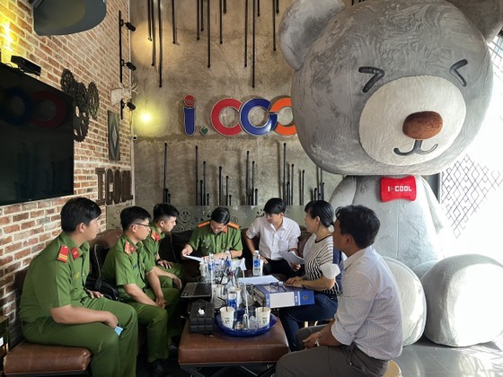 City's police perform fire safety inspections at karaoke bars, clubs  ảnh 3