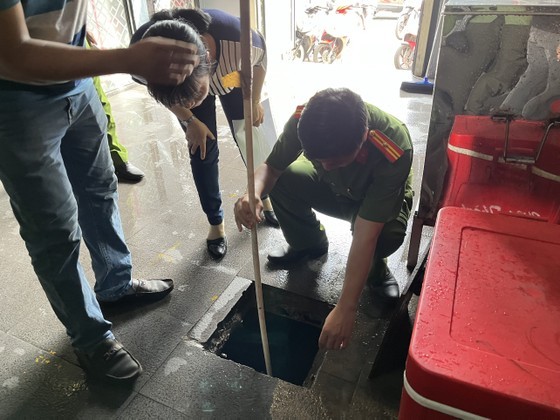 City's police perform fire safety inspections at karaoke bars, clubs  ảnh 4