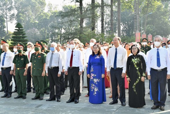 City leaders offer incense in tribute to heroic martyrs in Cu Chi District ảnh 3
