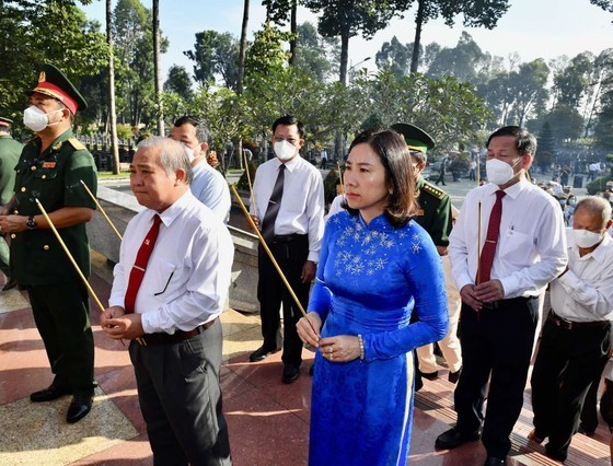 City leaders offer incense in tribute to heroic martyrs in Cu Chi District ảnh 4