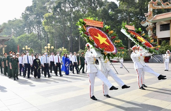 City leaders offer incense in tribute to heroic martyrs in Cu Chi District ảnh 2