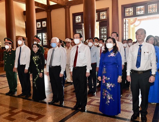 City leaders offer incense in tribute to heroic martyrs in Cu Chi District ảnh 7