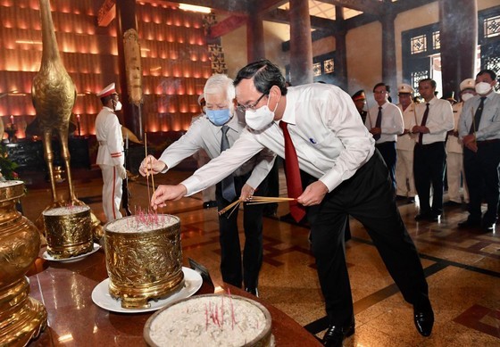 City leaders offer incense in tribute to heroic martyrs in Cu Chi District ảnh 6
