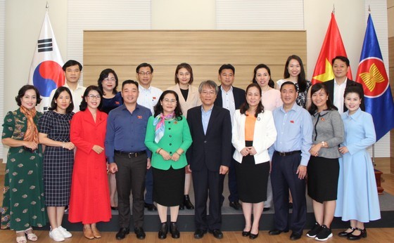Delegation of City People’s Council visits staff of Vietnamese Embassy in RoK  ảnh 1