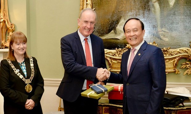 Hanoi intensifies cooperation with UK, Irish localities ảnh 1