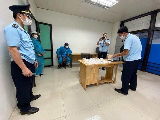 Quang Tri arrests ring leader of smuggling cross-border foreign currency, gold ảnh 1