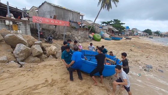 Central localities take urgent measures to prepare for arrival of typhoon Noru  ảnh 19