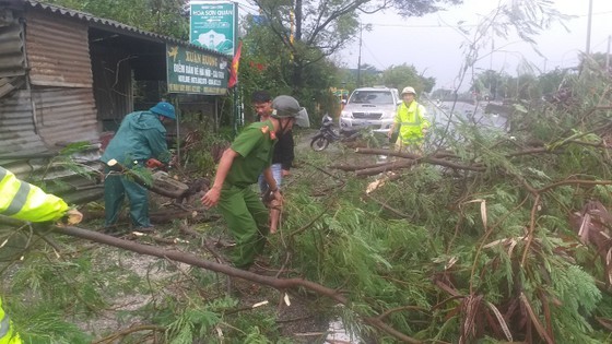Noru devastates Central Vietnam, forecast to downgrade into tropical depression  ảnh 8