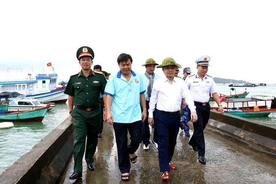 City delegation visits officers, soldiers, residents on Hon Doc Island ảnh 2