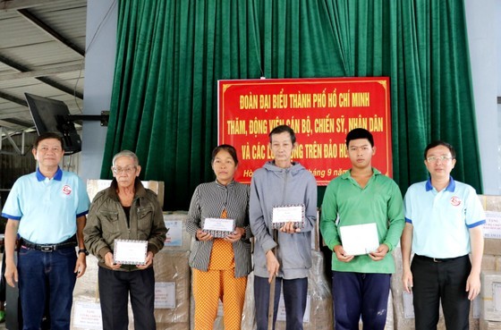 City delegation visits officers, soldiers, residents on Hon Doc Island ảnh 5
