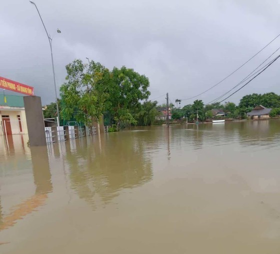 Parts of Ha Tinh Province submerged, isolated due to intense rains ảnh 5