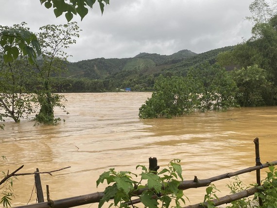 Parts of Ha Tinh Province submerged, isolated due to intense rains ảnh 1