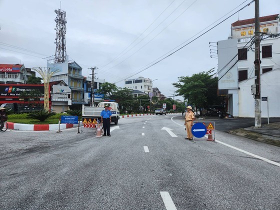 Ha Tinh Province bans vehicles from traveling through National Highway No.1 ảnh 9
