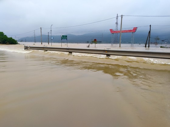 Ha Tinh Province bans vehicles from traveling through National Highway No.1 ảnh 5