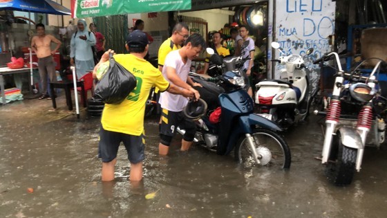 Roads in HCMC submerged following torrential rain  ảnh 1