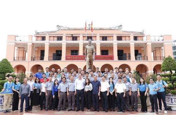Naval officers, soldiers visit historical sites in HCMC ảnh 3