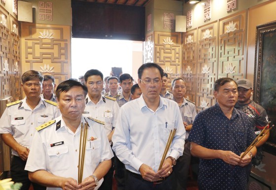 Naval officers, soldiers visit historical sites in HCMC  ảnh 1