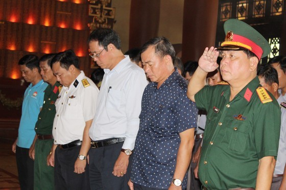 Naval officers, soldiers visit historical sites in HCMC  ảnh 5