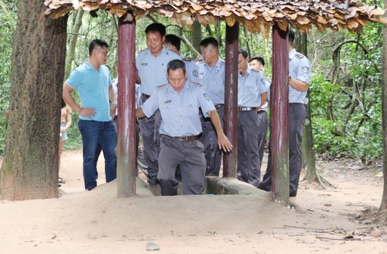 Naval officers, soldiers visit historical sites in HCMC  ảnh 6