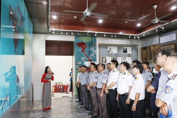 Naval officers, soldiers visit historical sites in HCMC  ảnh 4