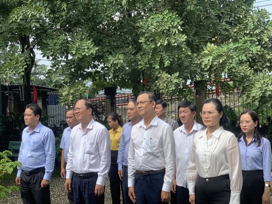 City delegation offers incense at historical site in Hoc Mon District ảnh 3