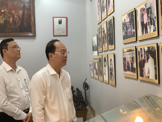 City delegation offers incense at historical site in Hoc Mon District ảnh 5