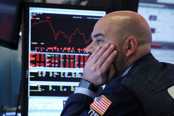 Investors worried over plunge in stock market ảnh 1