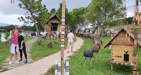 Enjoying Central Highlands cultural space along Da Lat City’s Xuan Huong Lake ảnh 5
