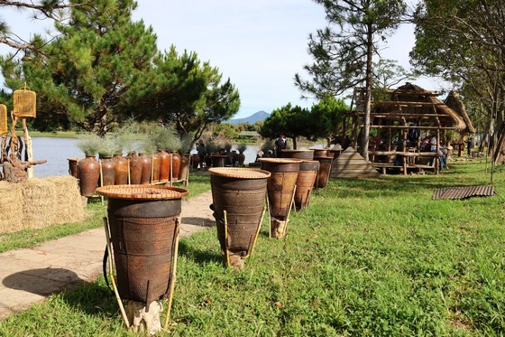 Enjoying Central Highlands cultural space along Da Lat City’s Xuan Huong Lake ảnh 4