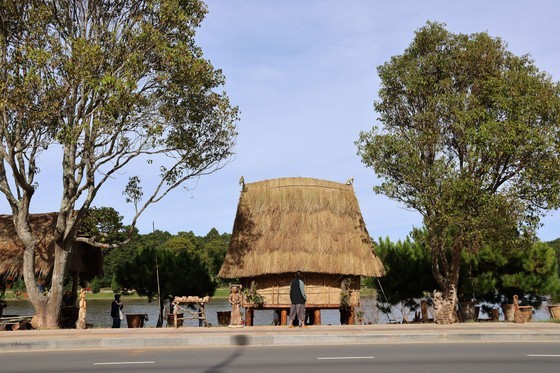 Enjoying Central Highlands cultural space along Da Lat City’s Xuan Huong Lake ảnh 6