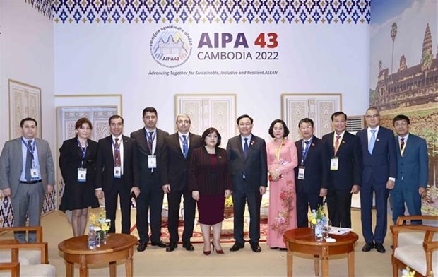 Top legislator meets parliamentary leaders of Singapore, Azerbaijan, Belarus ảnh 1