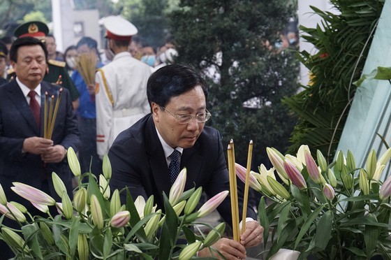 Leaders of Party, State offer incense, flowers in tribute to late PM Vo Van Kiet ảnh 4