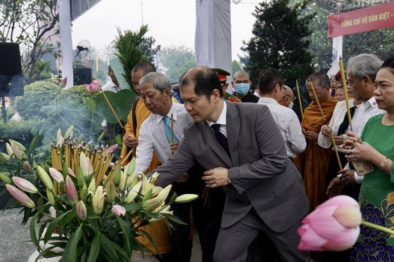 Leaders of Party, State offer incense, flowers in tribute to late PM Vo Van Kiet ảnh 3
