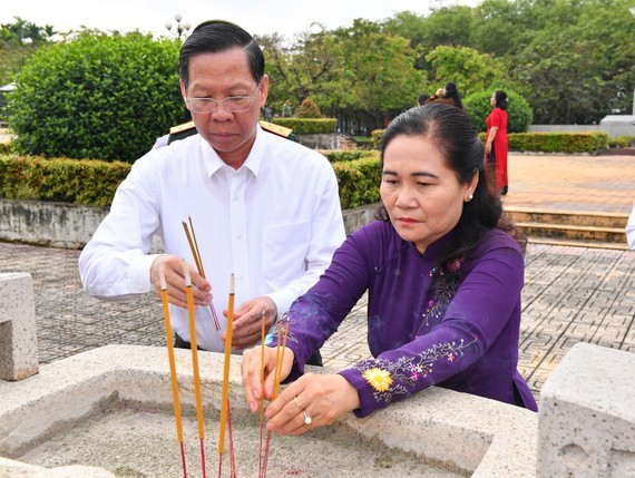 City leaders offer incense, flowers to mark anniversary of Nam Ky Uprising ảnh 1