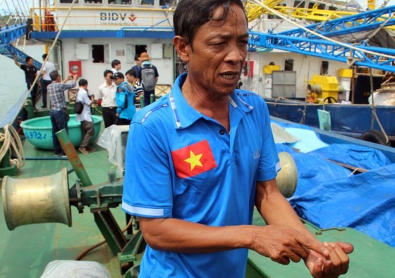 Korean experts examine damaged fishing boats in central Vietnam ảnh 1
