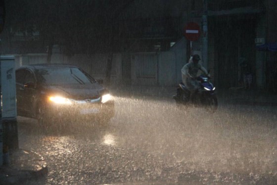 Heavy rains continue drenching parts of HCMC until weekend ảnh 1