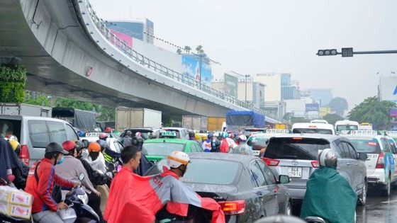 Badly traffic jam in streets leading to Tan Son Nhat Airport ảnh 6