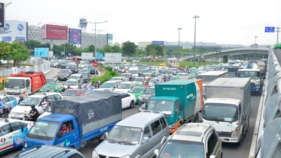 Badly traffic jam in streets leading to Tan Son Nhat Airport ảnh 14