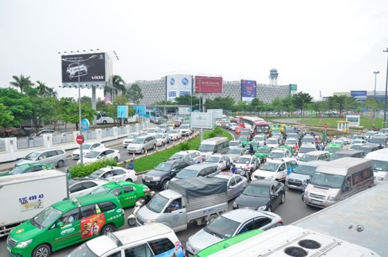 Badly traffic jam in streets leading to Tan Son Nhat Airport ảnh 9