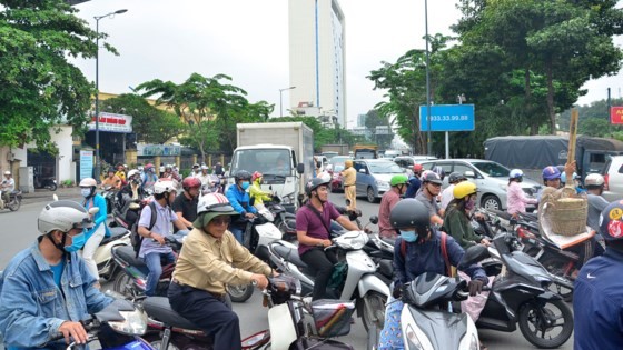 Badly traffic jam in streets leading to Tan Son Nhat Airport ảnh 3