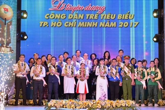 HCMC honours ten outstanding young people of 2017 ảnh 1