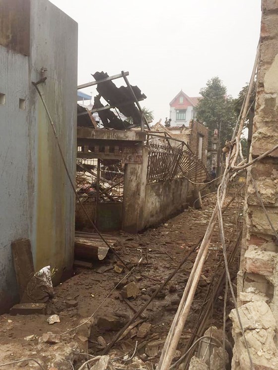Nine causalities reported after big explosion in Bac Ninh province ảnh 5