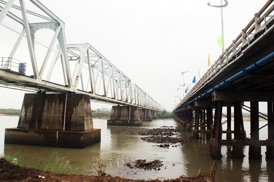 PM presses button to start work new Da Rang bridge ảnh 4