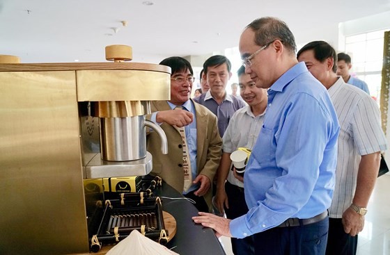 HCMC party leader visits Technology and Education University ảnh 1