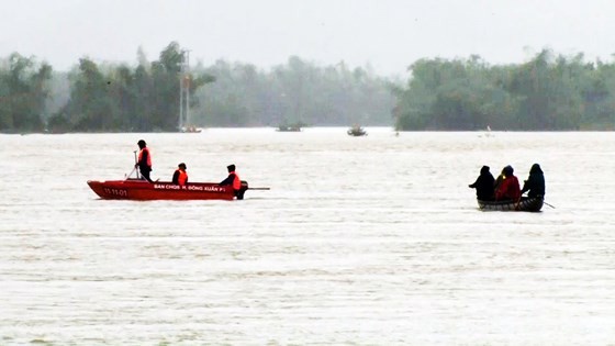 Heavy rain triggered flooding batters central region of Vietnam ảnh 1