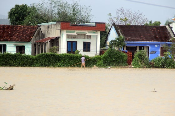 Heavy rain triggered flooding batters central region of Vietnam ảnh 2