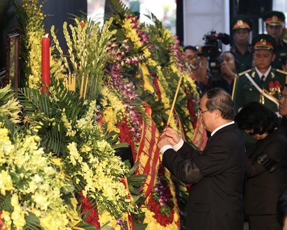 Former President Le Duc Anh laid to rest in HCMC ảnh 3